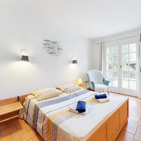 Front In Saint-georges-de-didon Ferienhaus