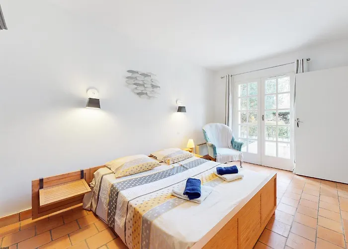 Front In Saint-georges-de-didon Semesterbostad